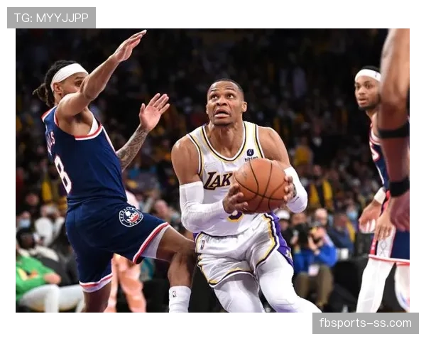 拉塞尔·威斯布鲁克突破中转换效率提升明显，关键时刻得分拉开差距